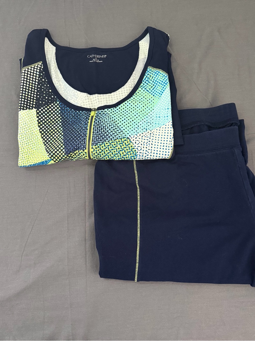 Catherines Navy Active Set with Multicolor Geo Zip Top Size 26/28 Top is NWT